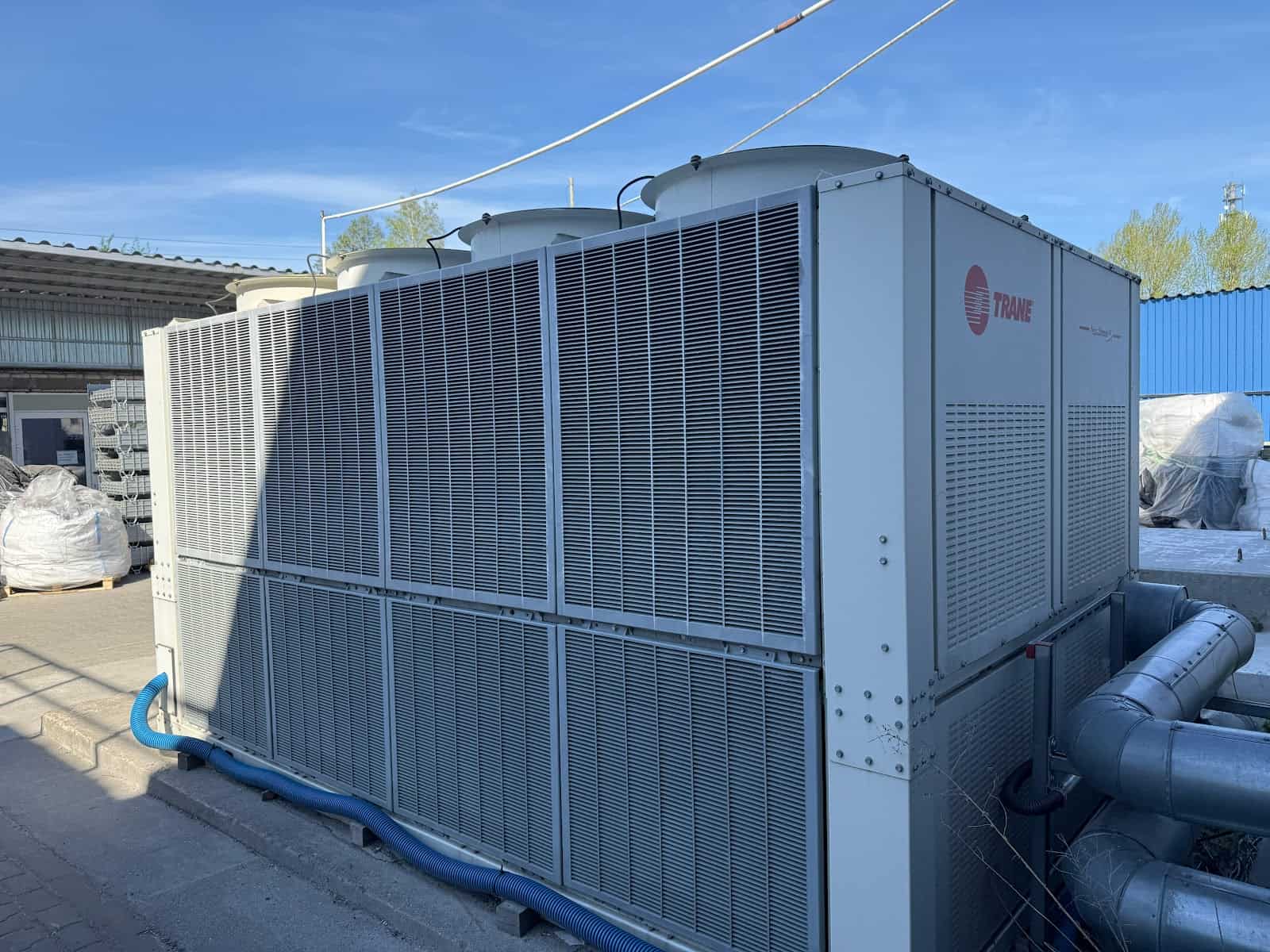 Foto aus dem Bericht: Trane-CGAM-Kaltwassersatz neben einem Gebäude