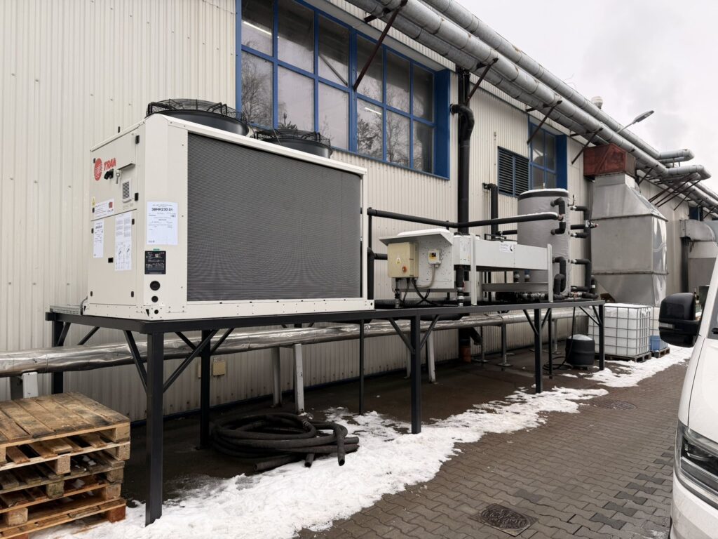Luftgekühlter Kaltwassersatz neben einer Produktionshalle im Winter