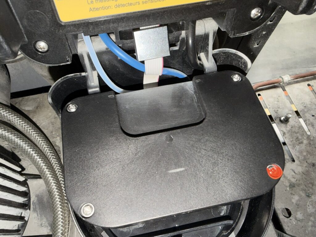 Pumpe einer Alkoholdosierung beim Service in der Werkstatt