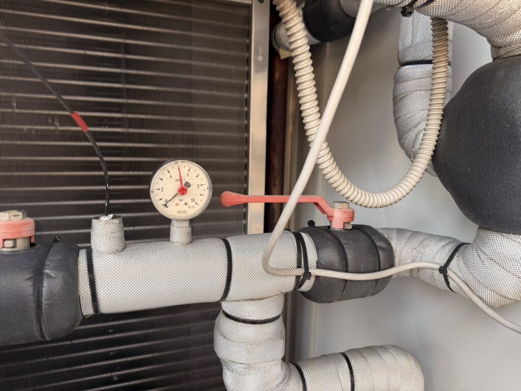 Manometer im Kaltwasserkreis eines Chillers