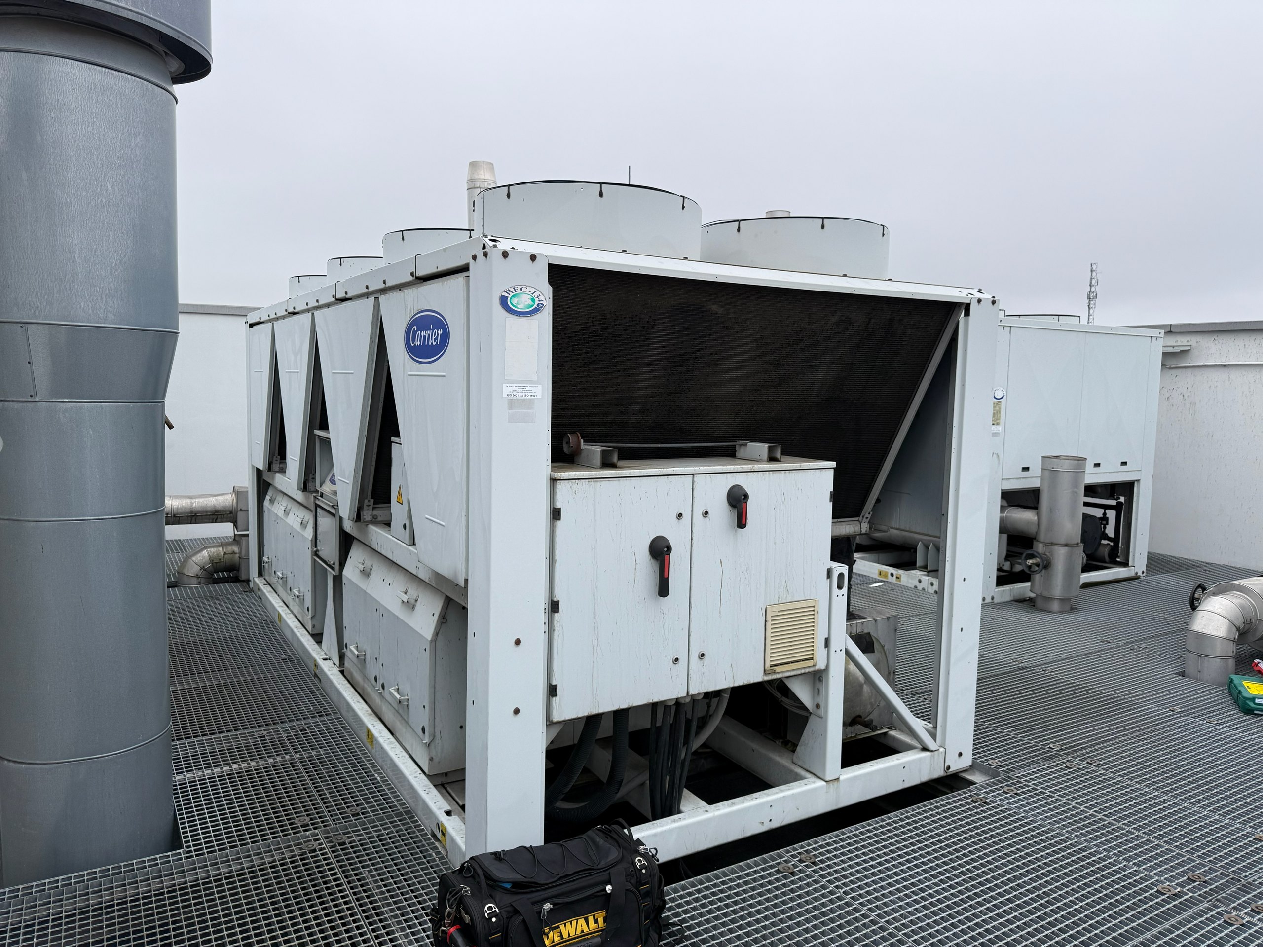 Chiller-Service: Carrier-Kaltwassersätze auf einem Dach