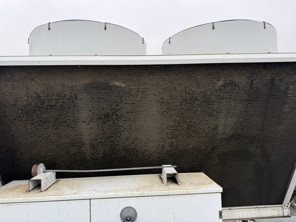 Verschmutztes Verflüssigerregister eines luftgekühlten Chillers vor der Reinigung